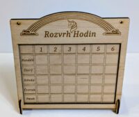 Rozvrh hodin gravírovaný do dřeva