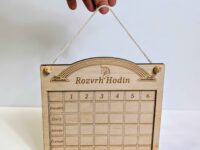 Rozvrh hodin gravírovaný do dřeva